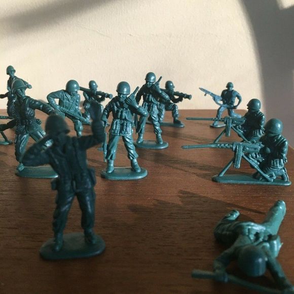 Plastic Army Guys Figures Dark Green American Flag - Picture 4 of 4